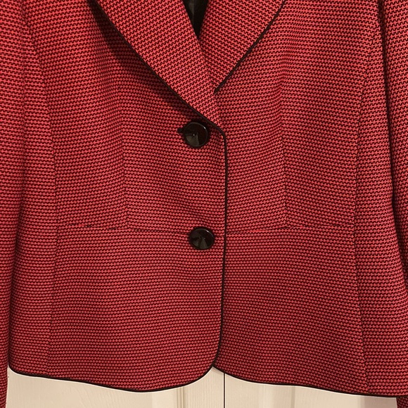 Le Suit Black & Red 2-pc Skirt Set - Picture 3 of 13